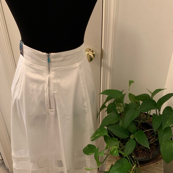 Feminine Amanda and Chelsea White Skirt size 8 - Picture 2 of 13